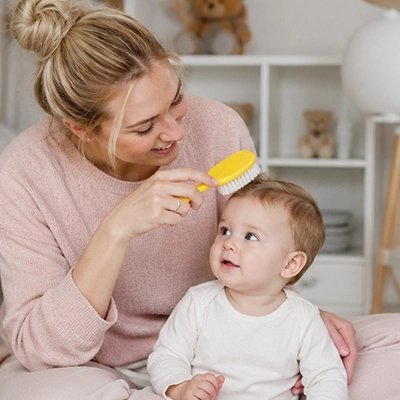 Brosse cheveux bebe avec anneau intégré 
