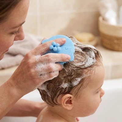 Brosse cheveux bebe pratique pour le bain 