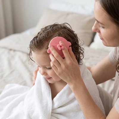 Brosse cheveux bebe souple rose après le bain 