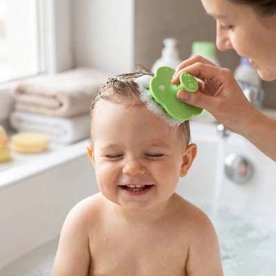 Brosse cheveux bebe souple vert pratique durant le bain 