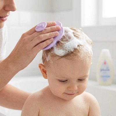Brosse cheveux bebe violet pratique en bain 