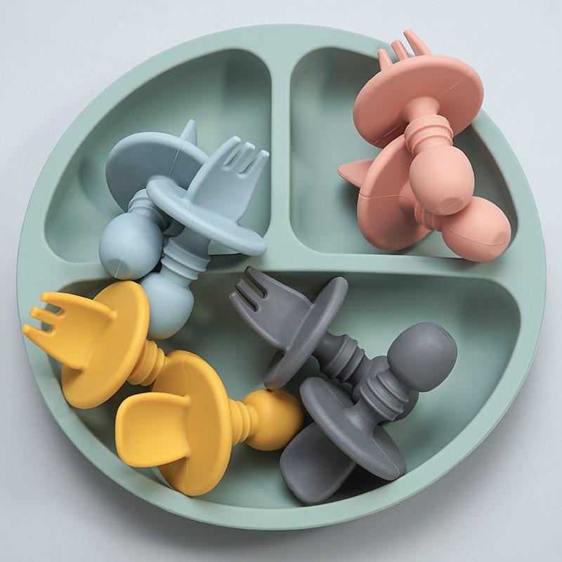 cuillère et fourchette pour bébé de différentes couleurs pastels