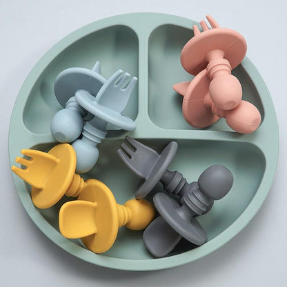 cuillère et fourchette pour bébé de différentes couleurs pastels