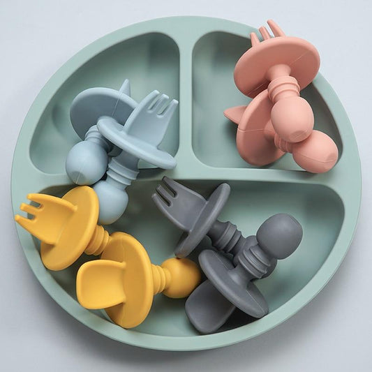 cuillère et fourchette pour bébé de différentes couleurs pastels