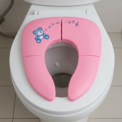Reducteur de toilette rose parfait pour le déplacement 