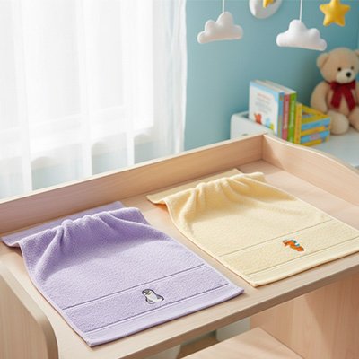 Serviette de bain bébé mauve et jaune pastel
