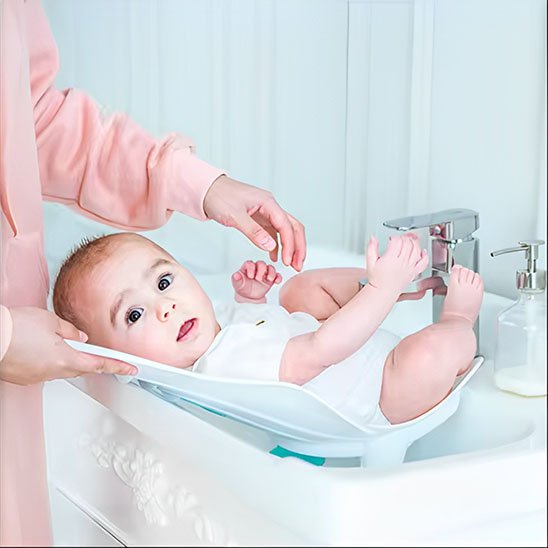 Siege de bain bebe vert dans le lavabo