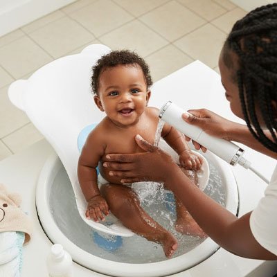 Transat de bain bébé blanc dans le baignoire